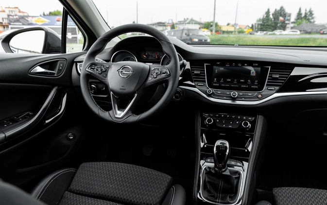 Opel Astra cena 42900 przebieg: 137000, rok produkcji 2016 z Radom małe 742